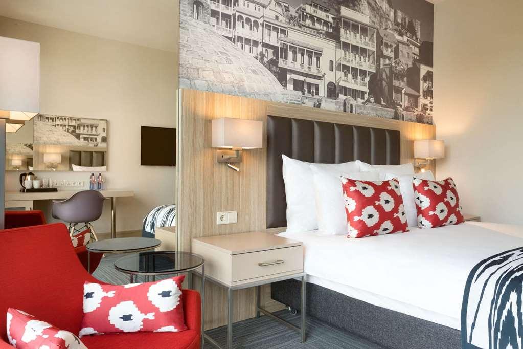 Ramada Encore Tbilisi Værelse billede